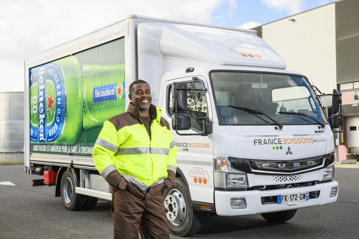 Chauffeur-livreur devant son camion France Boissons