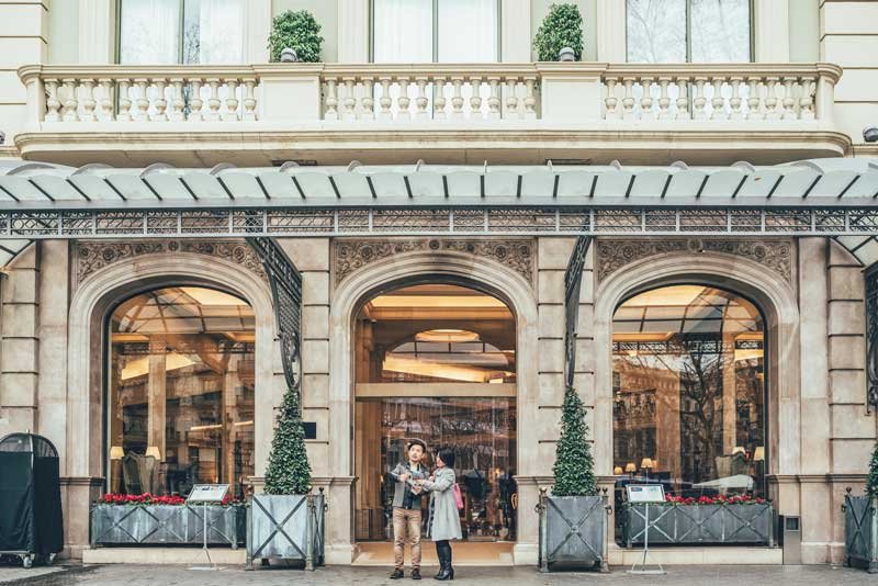 Touristes devant l'entrée d'un hôtel de luxe